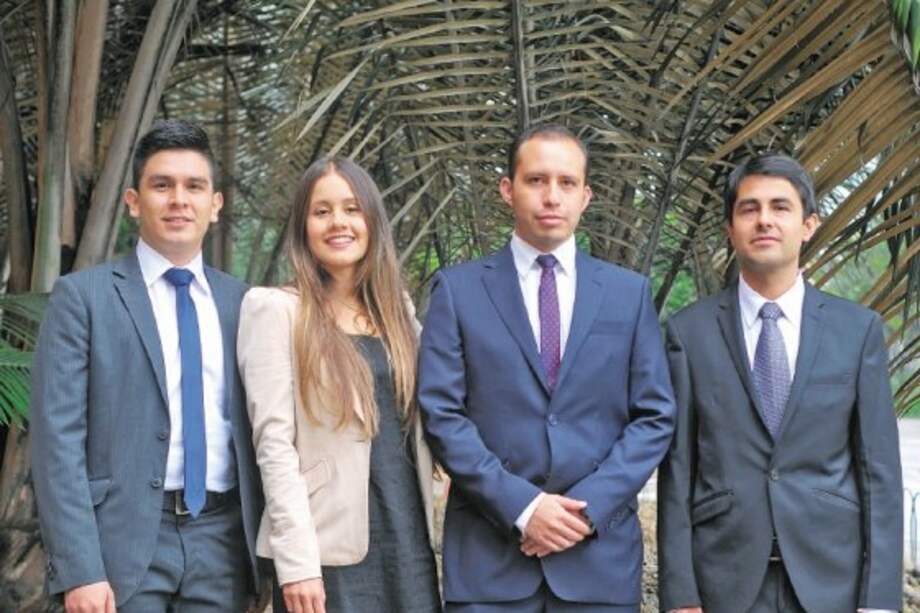 Wálter Sánchez, el tercero de izquierda a derecha, rodeado de gente que ha ayudado en su proyecto: Fernanda Cuadros, Andrés Corredor y Sebastian Calderón, estudiantes de la Universidad Industrial de Santander (UIS). / Cristian Garavito