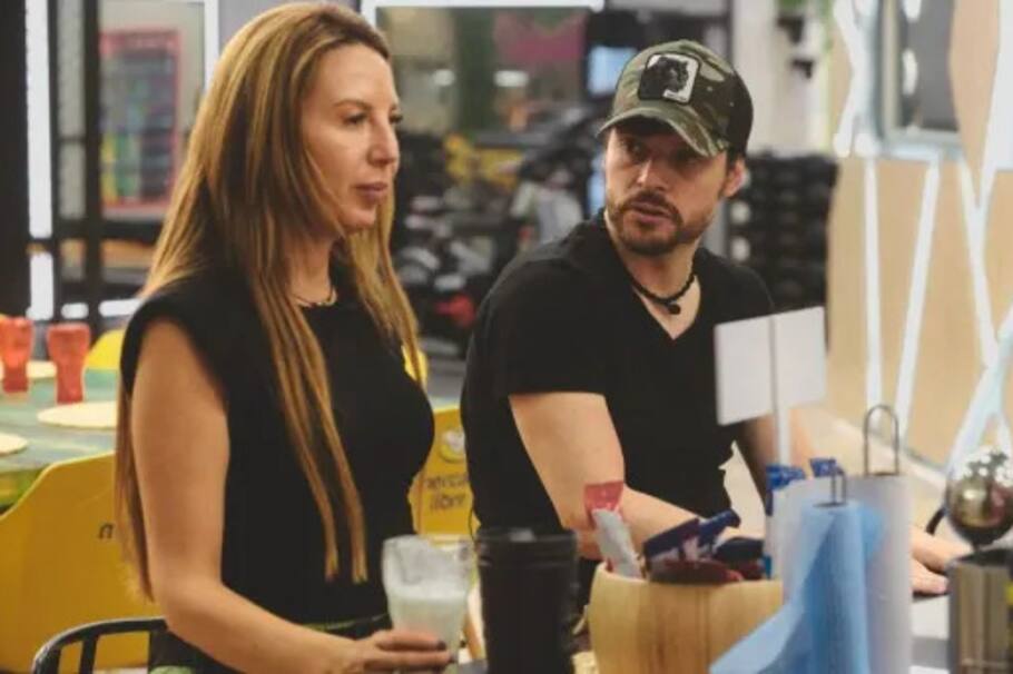 Mafe Walker y Julián Trujillo en 'La casa de los famosos'.