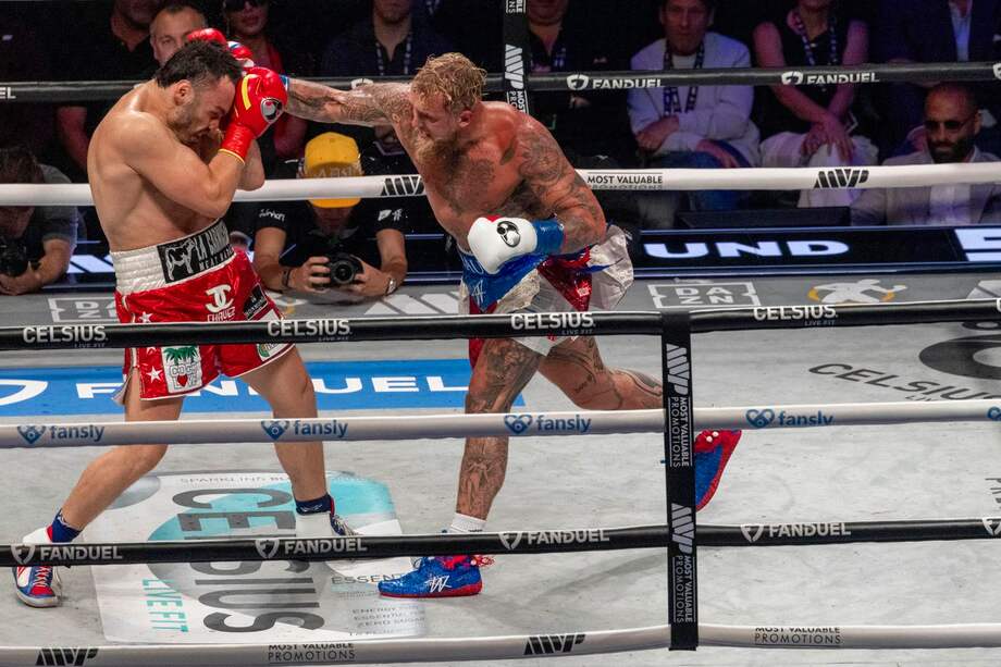 Jake Paul (D) de los Estados Unidos en acción contra Julio César Chávez Jr. (I) de México