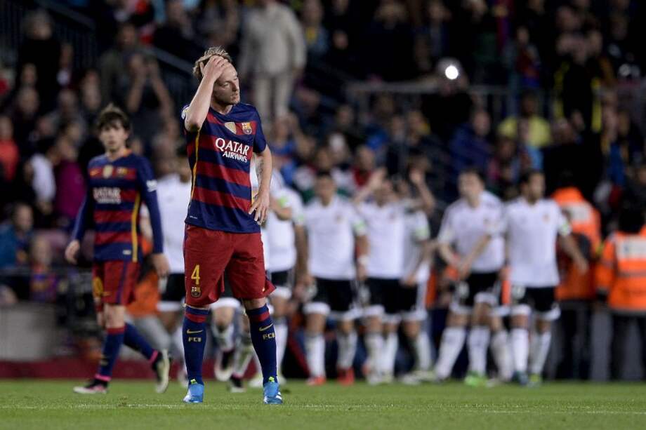 Rakitic se lamenta tras un gol del Valencia. Foto: AFP
