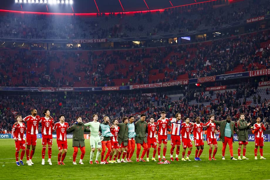 Luis Díaz celebra junto a sus compañeros del Bayern Múnich la clasificación a los cuartos de final de la Liga de Campeones tras eliminar a Atalanta.