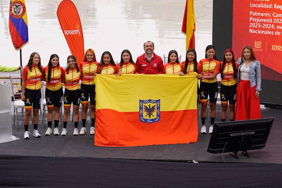 Paula Ossa, Laura Sanguino, Paula López, Luisa Guevara, Juana Camila Díaz, Lizeth Flórez, Mariana Cárdenas, Laura Cardona, Camila Espitia y Valentina Molano, integrantes del equipo, junto a Daniel García, director del IDRD.
