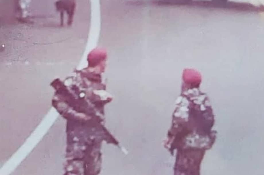 Siete hombres armados intimidaron a uno de los conductores y se robaron una camioneta marca Nissan.