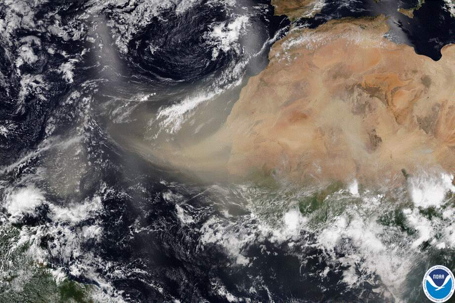 Esta fue una de las imágenes del "Polvo del Sahara" captadas por el satélite del NOAA, el pasado miércoles 17 de junio.