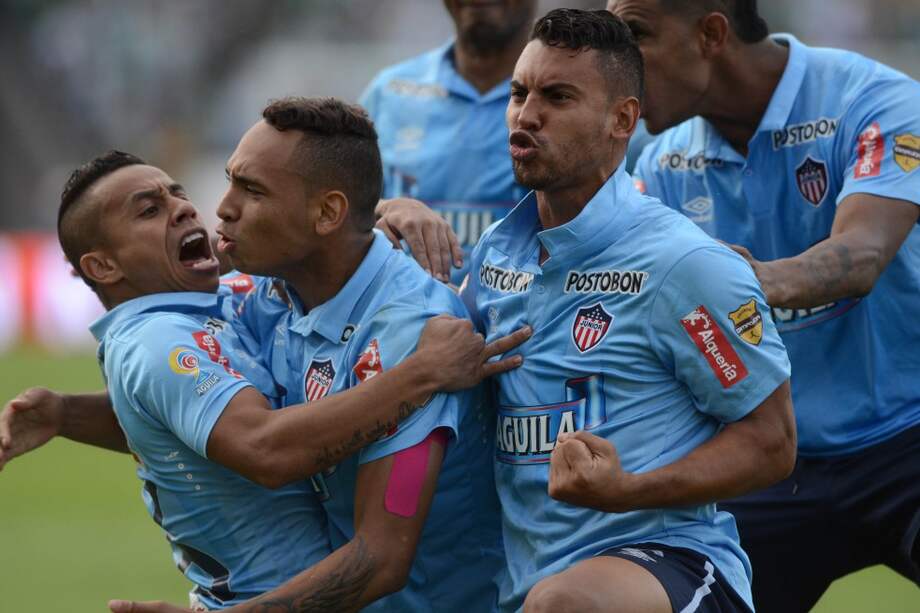 Los jugadores de Júnior celebraron a rabiar en el estadio Atanasio Girardot de Medellín su dramática clasificación a la final de la Liga Águila. /Luis Benavides