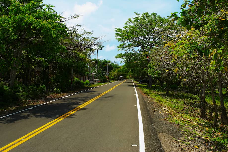 Una línea amarilla continua en el centro de la vía indica que los vehículos no deben cruzar al carril contrario, una medida usada en tramos donde la maniobra representa un alto riesgo.