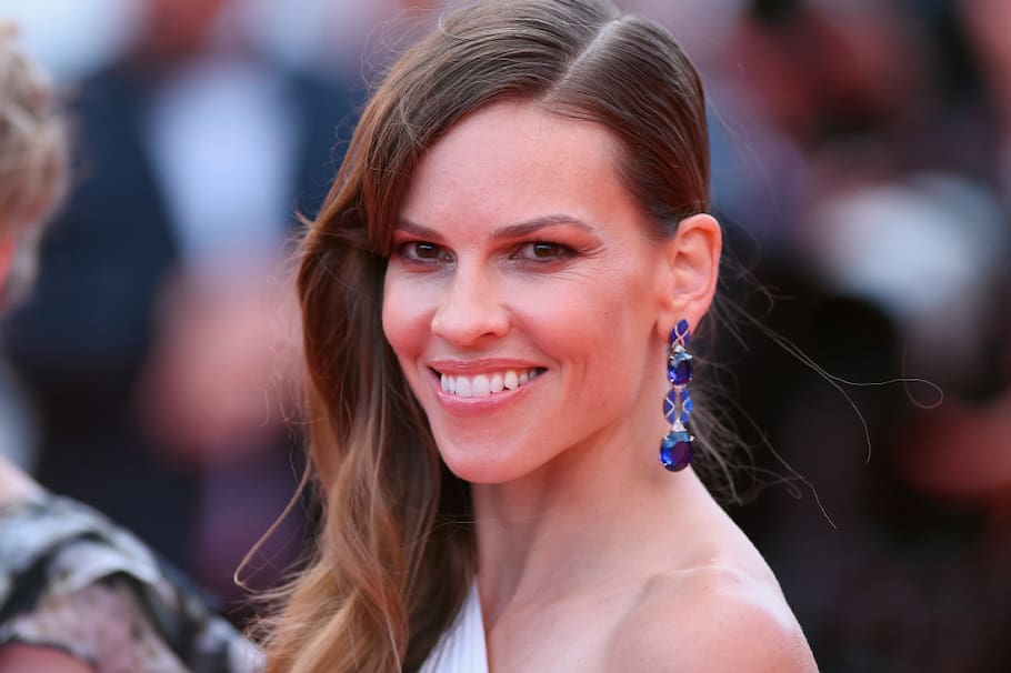 La actriz ganadora de dos premios Oscar de la Academia, Hilary Swank anunció a través de sus redes sociales que será mamá muy pronto por partida doble.