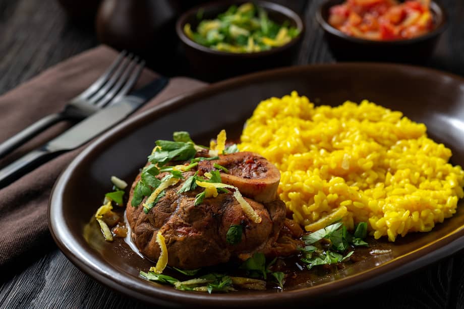 Ossobuco acompañado con arroz y vegetales. Este tipo de corte no requiere una técnica complicada, solo se requiere tiempo y paciencia.
