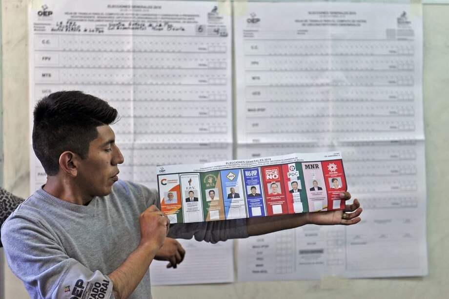 Un hombre participa en el escrutinio en una mesa electoral durante las elecciones presidenciales en La Paz, el 20 de octubre de 2019. / AFP