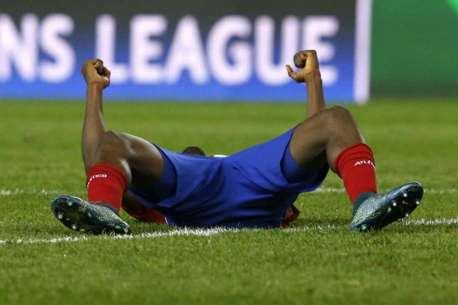 Jackson Martínez celebra su segundo tanto con el Atlético de Madrid. Foto: EFE