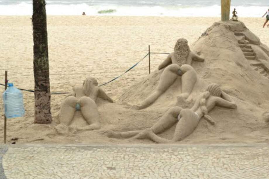 Mujeres de arena tapan sus senos por respeto al papa Francisco