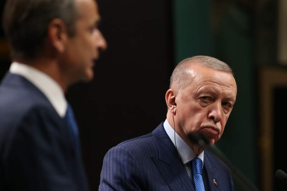 El presidente turco, Recep Tayyip Erdogan (der.), se presenta durante una conferencia de prensa con el primer ministro griego, Kyriakos Mitsotakis (izq.), después de su reunión en el Palacio Presidencial de Ankara, Turquía, el 13 de mayo de 2024.