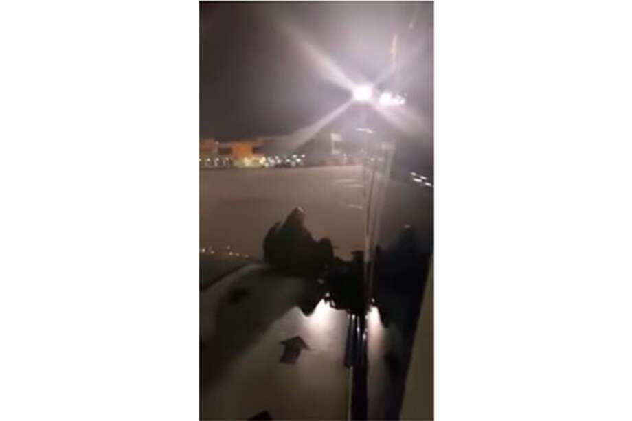 Pasajero de Ryanair se cansa de esperar y decide bajar del avión por el ala