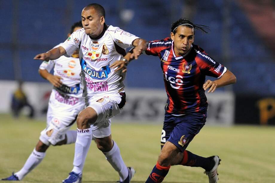 Sergio Otálvaro del Tolima pierde el balón con Paul Ambrosi de Cerro Porteño.