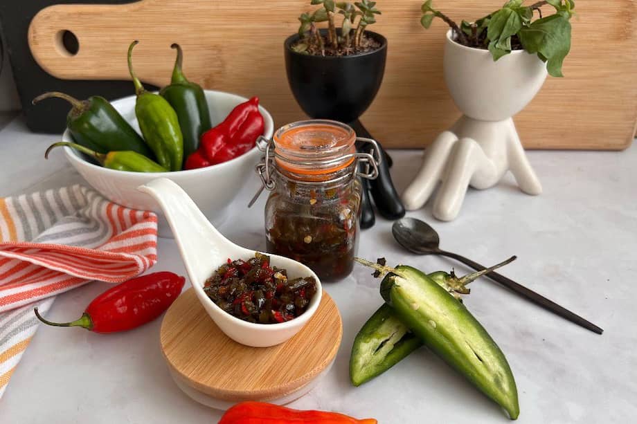 No olvides el toque de azúcar en esta mermelada de jalapeños.