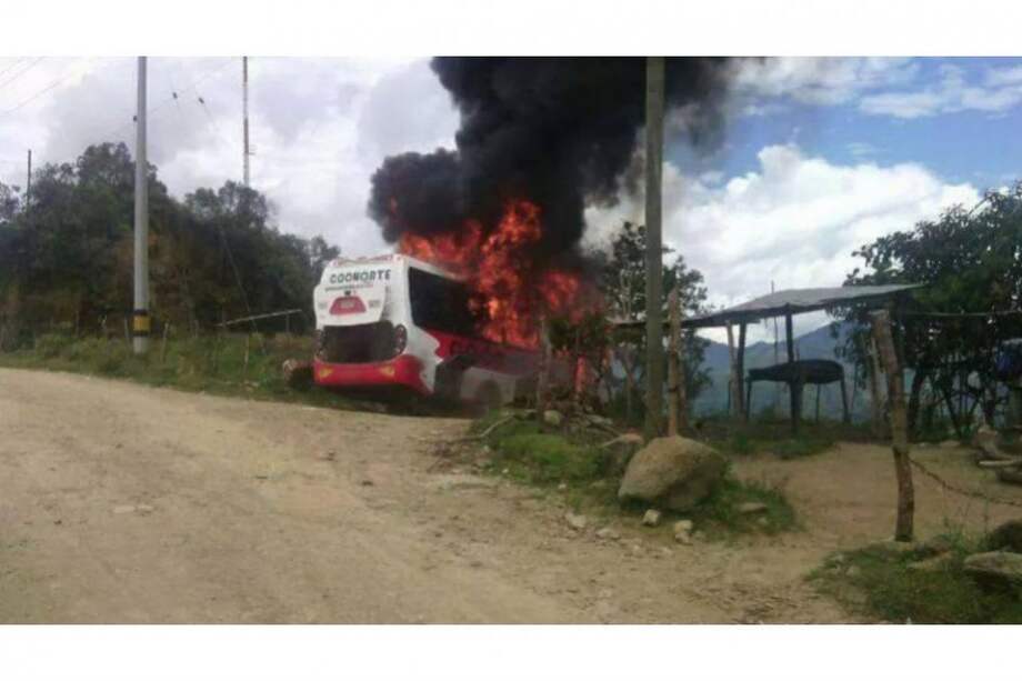 Guerrilleros incineraron bus de servicio público en Antioquia