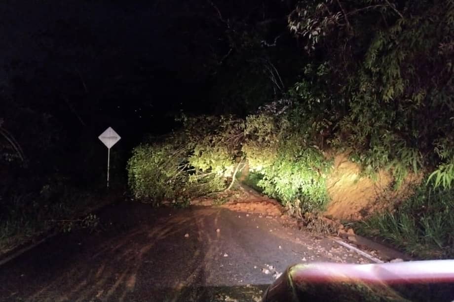 La vía Curos -Málaga permanece cerrada según el reporte de Invías.