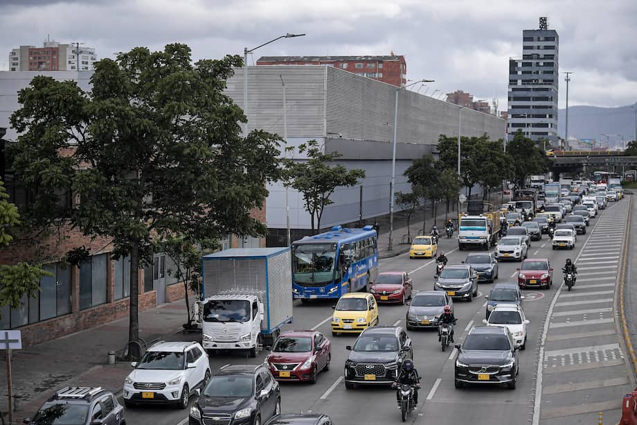 Trancones en Bogotá, y vehículos con placas en mal estado.