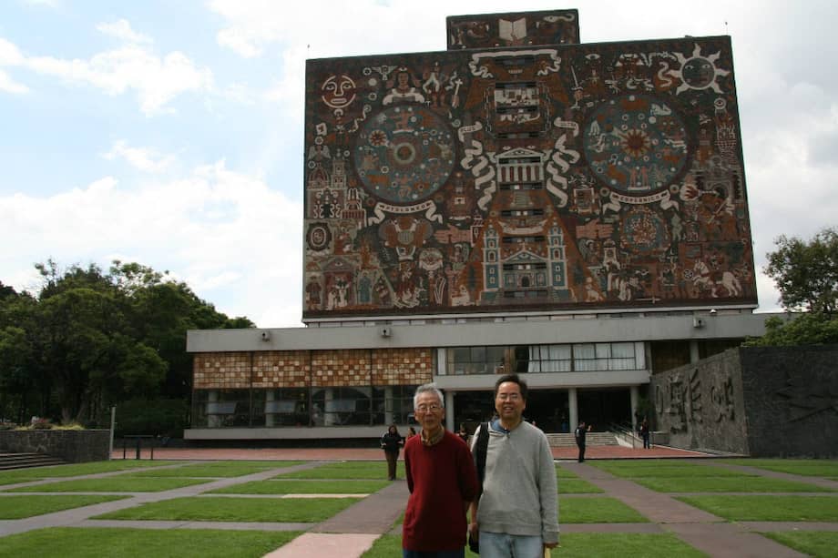 Noboru y su padre Yu Takeuchi en la biblioteca de la Universidad Nacional de México (UNAM). /Cortesía