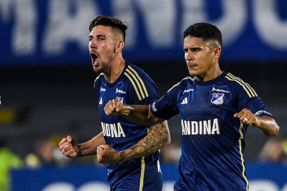 Santiago Giordana (Izq.) y Daniel Cataño celebran el gol de Millonarios ante Flamengo.