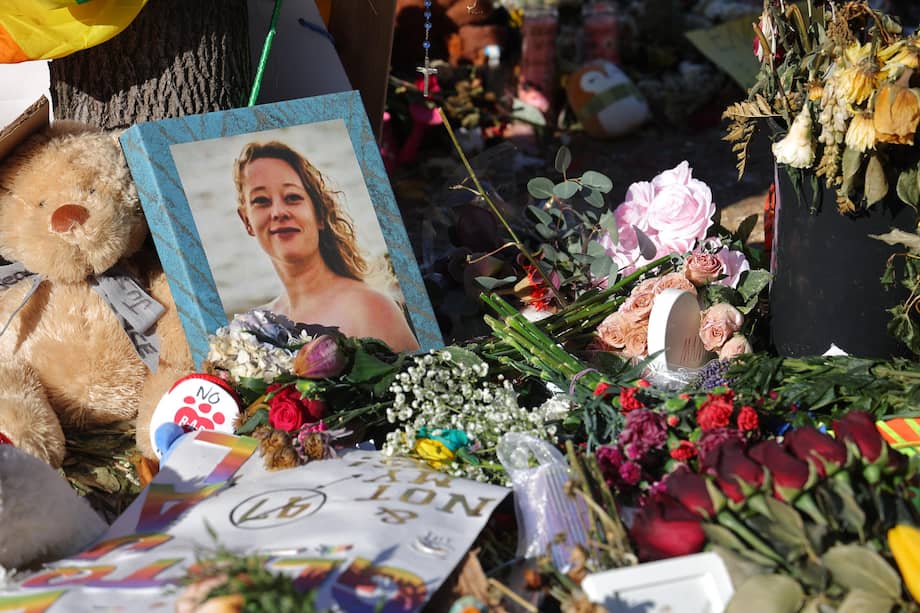 Fotografía que muestra un cartel con la imagen de Renee Good, asesinada por agentes del Servicio de Inmigración y Aduanas (ICE) en Mineápolis, Minnesota (EE.UU.).