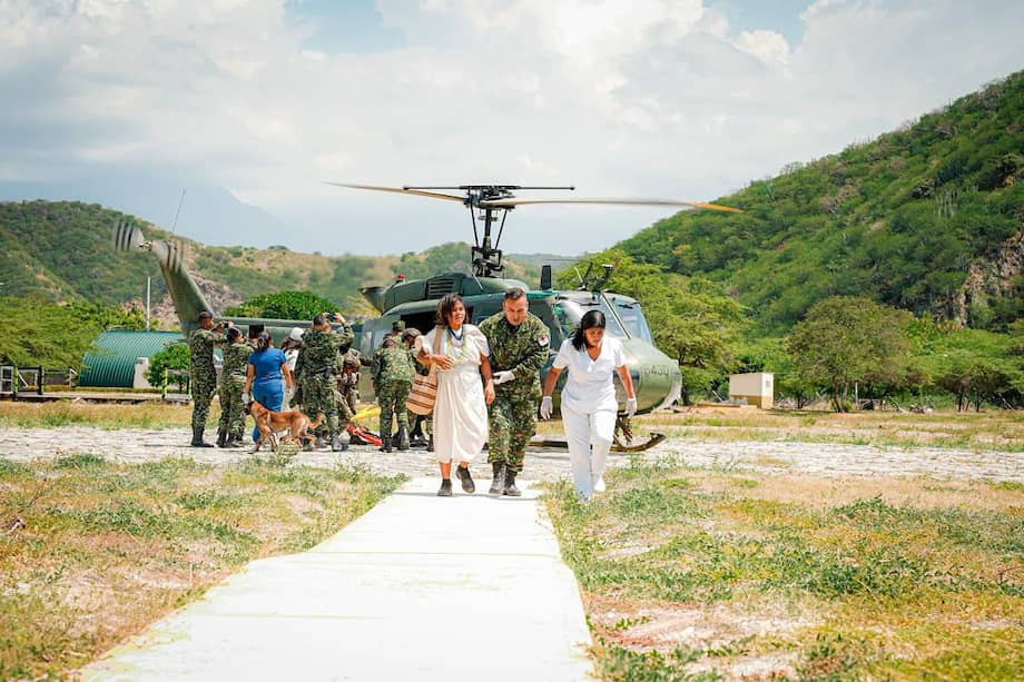 Helicópteros del Ejército evacuaron a nueve indígenas arhuacos heridos desde la zona alta de Aracataca, en medio de los combates que mantienen a varias comunidades atrapadas en la Sierra Nevada.