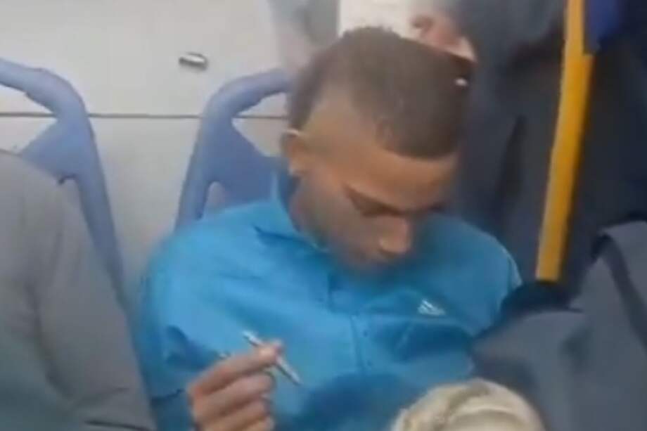 Los usuarios tuvieron que aguantar el desagradable olor a marihuana.