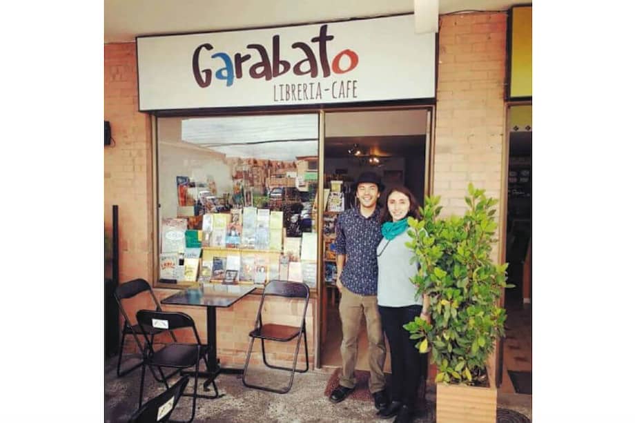 Santiago Aguirre y Susana Jaramillo, en la entrada de "Garabato librería", un rincón para la cultura en Chía. / Cortesía