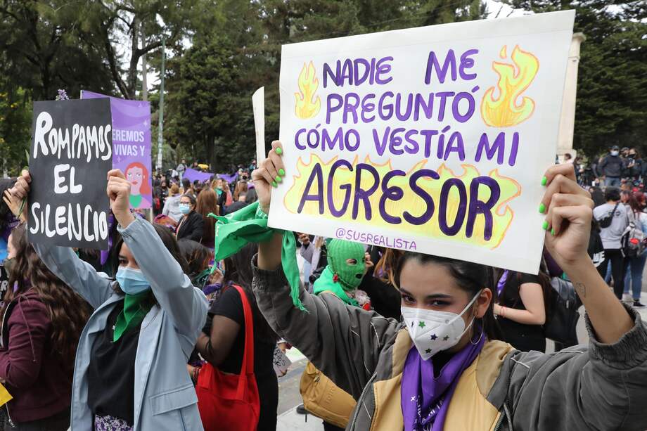 El 8% de las servidoras y los servidores comparten el imaginario de que “las mujeres que se visten de manera provocativa se exponen a que las violen”, según el informe.