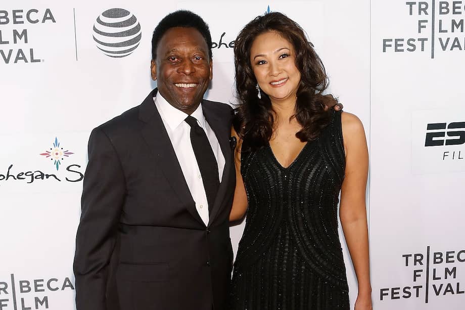 Pelé y Marcia Aoki asisten al estreno de "Pelé: nace una leyenda" en el Borough of Manhattan Community College durante el Festival de Cine de Tribeca 2016.
