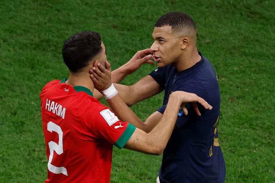 . JOR (CATAR), 14/12/2022.- Kylian Mbappe (d) de Francia saluda a Achraf Hakimi de Marruecos al final de un partido de semifinales del Mundial de Fútbol Qatar 2022 entre Francia y Marruecos en el estadio Al Bait en Jor (Catar). EFE/Alberto Estevez