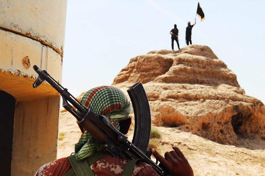 Militantes del ISIS elevan su bandera después de que, al parecer, tomaran un puesto del ejército iraquí en la provincia de Salahuddin. / AFP