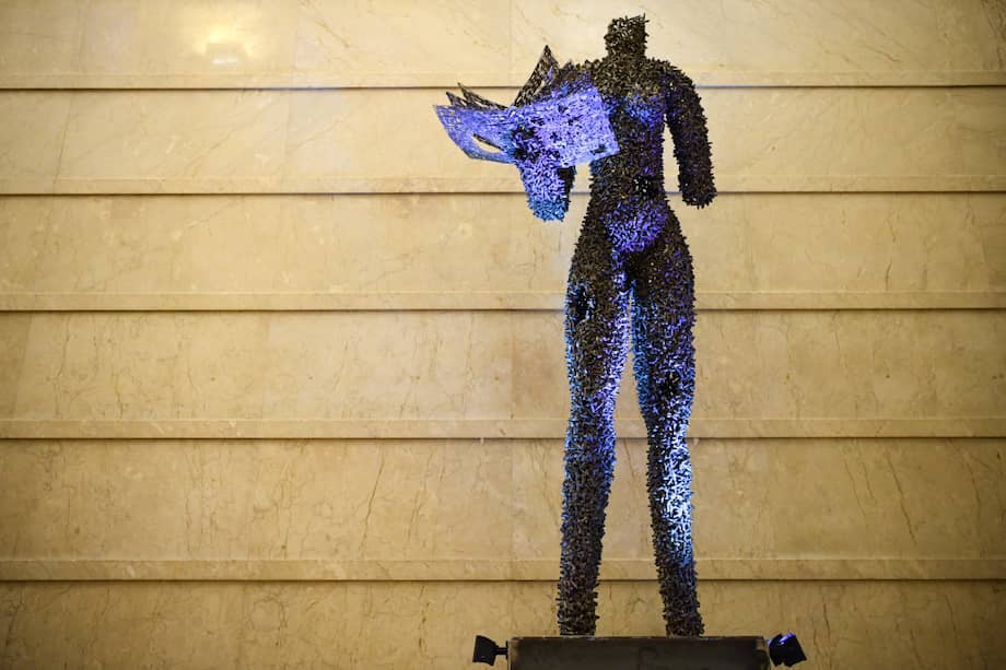 La escultura hecha por el artista congolés Freddy Tsimba inaugurada en el Palacio Chaillot en París como parte del aniversario 70 de la Declaración de Derechos Humanos. / AFP
