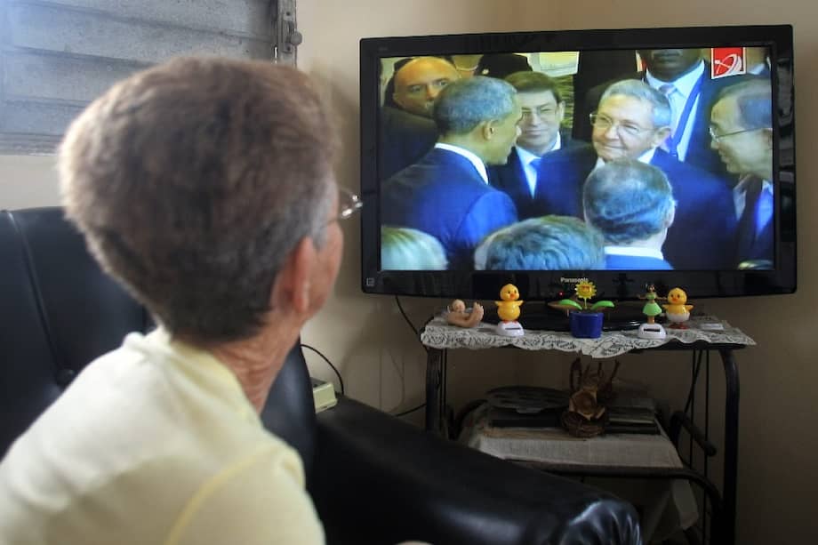 Desde la isla, los cubanos siguieron paso a paso el encuentro histórico entre los presidentes Raúl Castro y Barack Obama en Panamá. / EFE