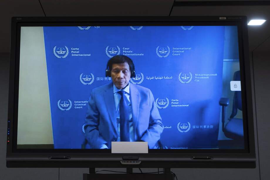 De aspecto frágil y vestido con traje y corbata azules, Rodrigo Duterte habló brevemente para confirmar su nombre y fecha de nacimiento. El presidente del tribunal le permitió seguir la audiencia a distancia debido a su largo vuelo a La Haya.