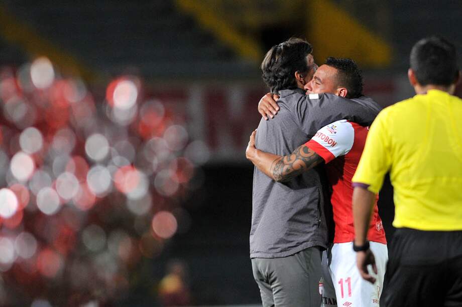 Gustavo Costas (izq) celebra el primer gol de Wílder Medina ante Tolima. / Cristian Garavito.
