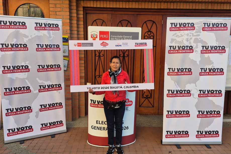 Imagen compartida por la Embajada de Perú que muestra a una ciudadana peruana ejerciendo su derecho al voto durante la primera vuelta presidencial en la Universidad Sergio Arboleda de Bogotá.