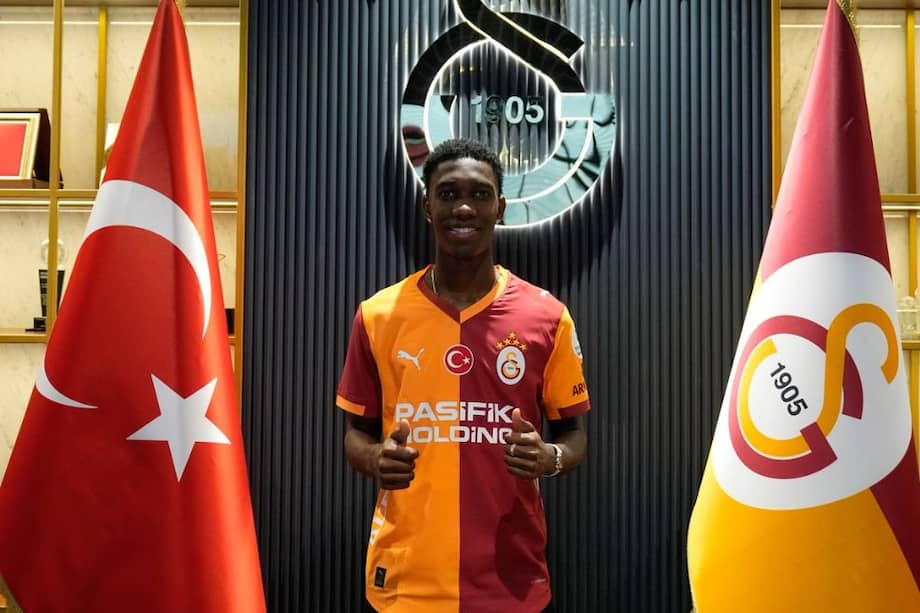 Yáser Asprilla durante su presentación como nuevo jugador de Galatasaray.