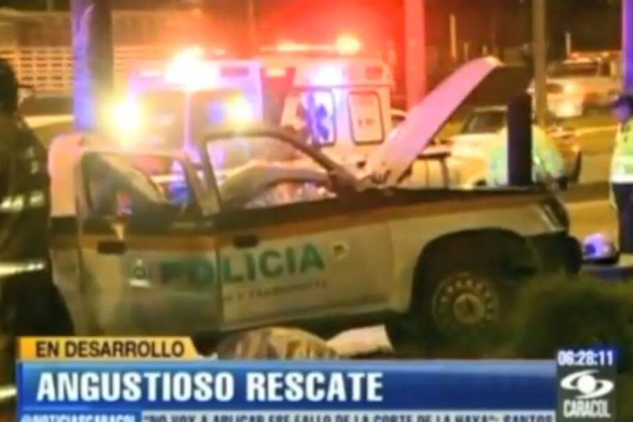 Así quedó el vehículo en el que se transportaban los uniformados.