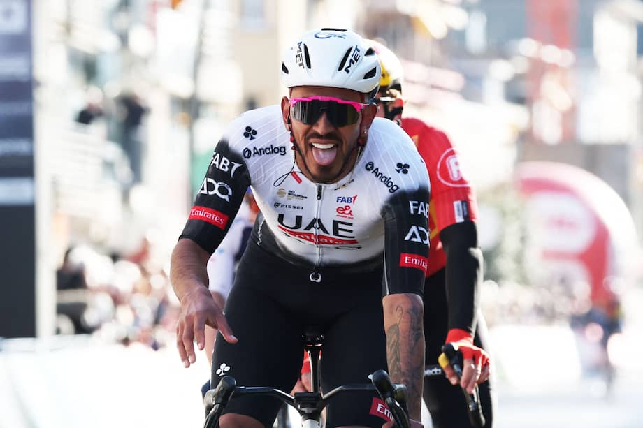 El colombiano Sebastián Molano del UAE Team Emirates celebra después de ganar la carrera ciclista élite masculina de un día 'Classic Brugge-De Panne', de 195,6 km desde Brujas a De Panne en De Panne, el 26 de marzo de 2025.