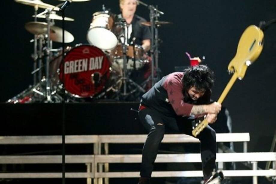 El cantante de Green Day, Billie Joe Armstrong, perdió el control en pleno concierto.