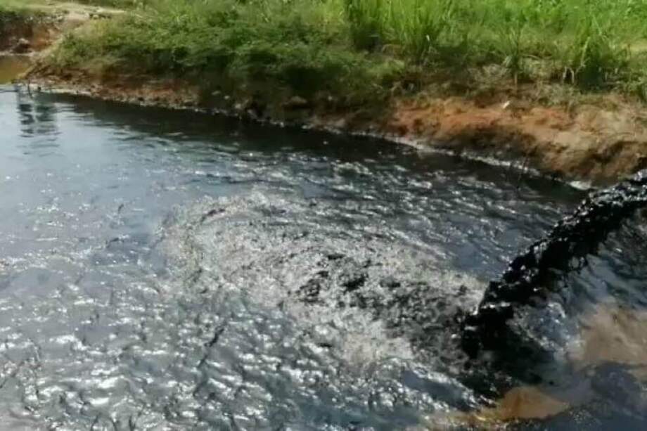 Vertimiento de crudo en Yondo, Antioquia. / Captura de video