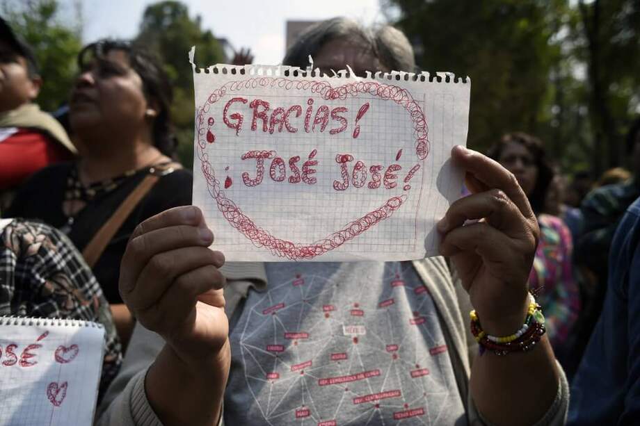 El cuerpo del cantante fue enviado a última hora de la mañana en un féretro dorado al auditorio del Condado de Miami Dade, en una procesión saludada por bocinazos a lo largo de su recorrido. / AFP