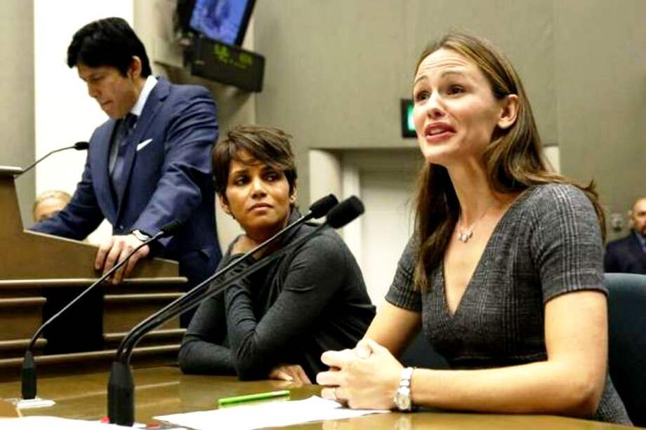 Halle Berry y Jennifer Garner defienden ley contra los paparazzi