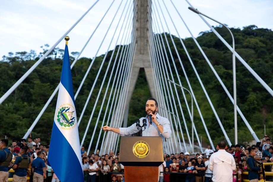 El presidente Nayib Bukele hablando durante la inauguración de un puente en San Miguel (El Salvador).
