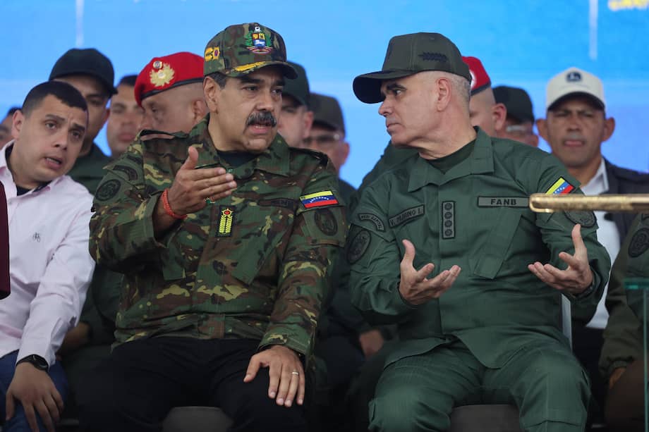 El presidente de Venezuela, Nicolás Maduro (i), habla con el ministro de Defensa Vladimir Padrino López este martes, durante una marcha en Caracas (Venezuela).