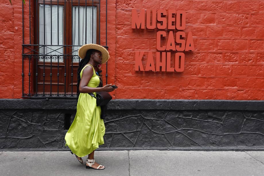 Una mujer camina frente al 'Museo Casa Kahlo'