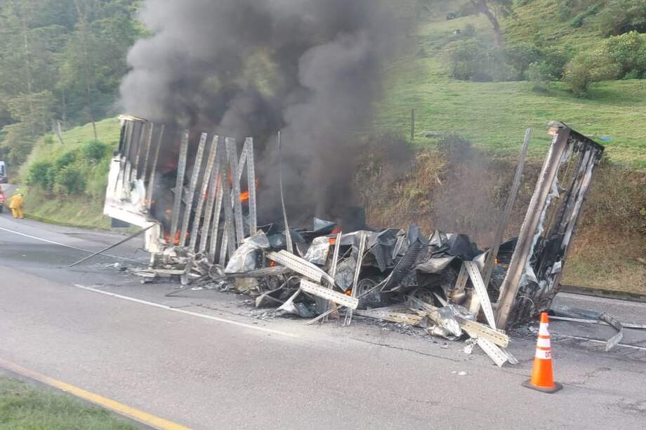 Según testigos, el conductor del vehículo de carga logró soltar el remolque y avanzar unos metros antes de que las llamas consumieran el tractocamión.