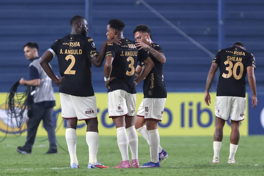 Jugadores de Tolima se lamentan tras perder el partido por la fase de grupos de la Copa Libertadores 2026 frente a Nacional en el estadio Gran Parque Central de Montevideo, Uruguay.