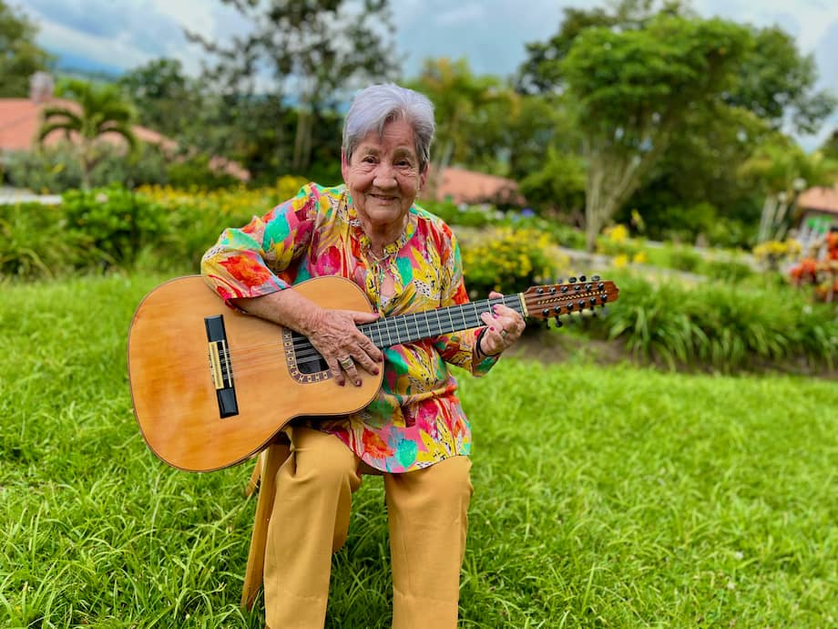 A los 86 años, Rosalba hizo realidad el sueño musical de su infancia